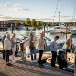 Människor tittar på båtar och marin utrustning vid svensk marina