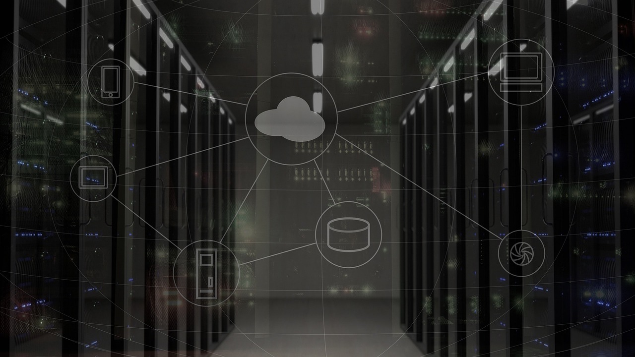 Serverrum med blå belysning som symboliserar cybersäkerhet