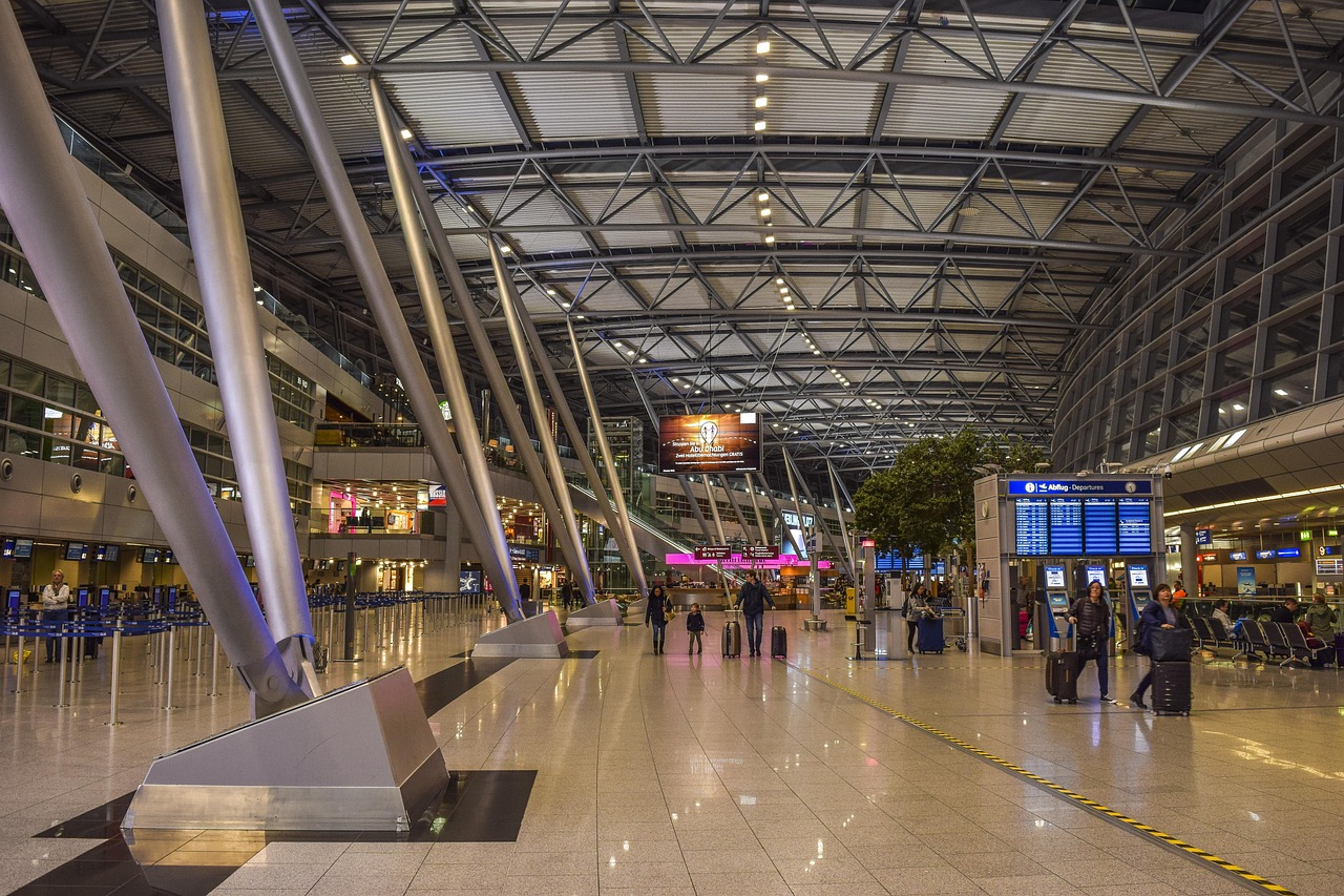 Resväska och pass på flygplats som symboliserar tjänsteresa
