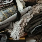 Övergiven textilsorteringshall med stillastående maskiner och lagrade textilbalar