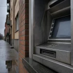 Uttagsautomat på gata, symbol för tvisten om ordet bankomat